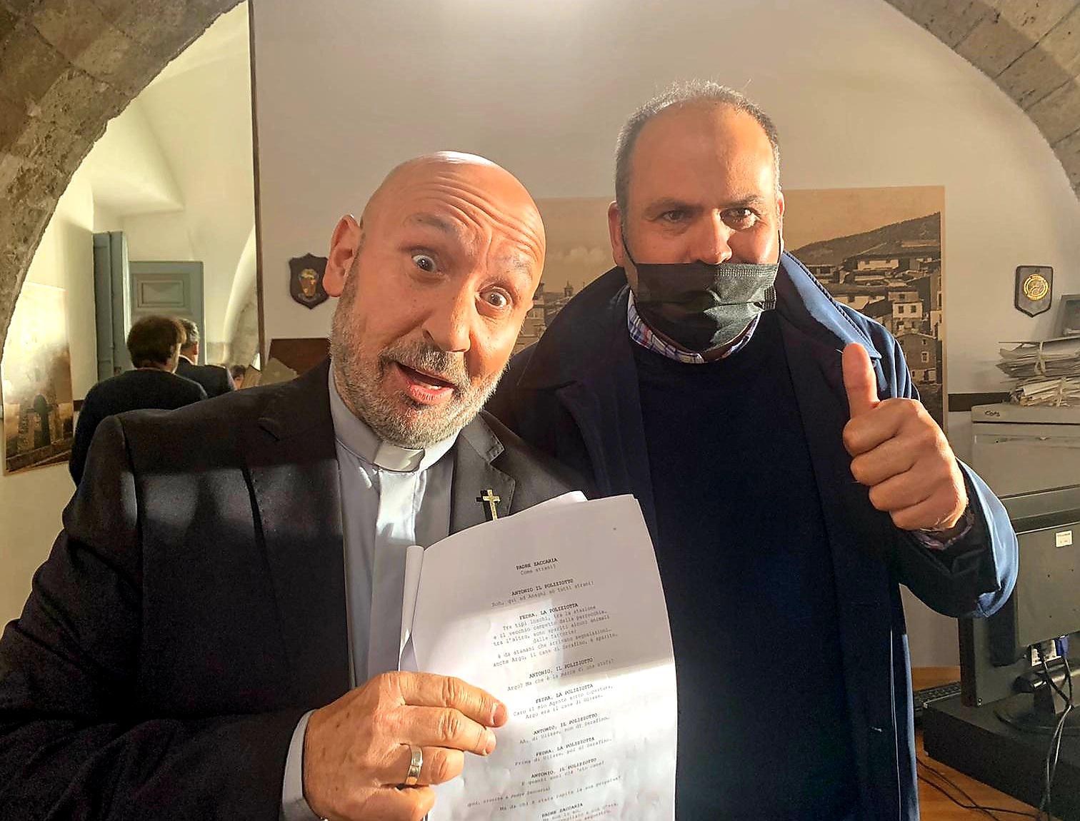 Max Rendina sul set della nuova serie tv con Maurizio Battista di cui Motorsport Italia è partner